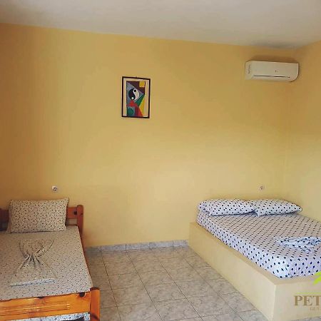 Petrit Guesthouse Εξαμίλιο Εξωτερικό φωτογραφία